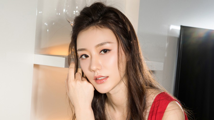 刘诗诗身穿阿玛尼顶级高定现身百花奖，从容坦荡尽显格局